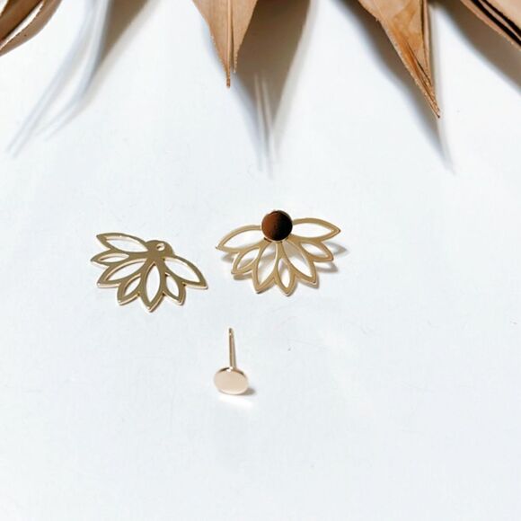 Gold lotus stud earrings S391 - Picture 3 of 4